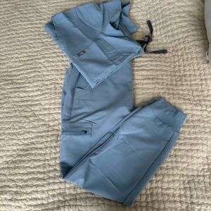 NEVER BEEN WORN ZAMORA JOGGER AND SCRUB TOP